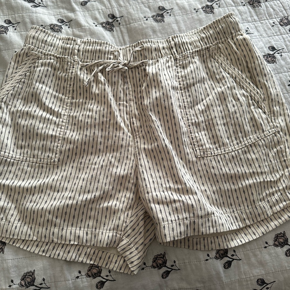 Old Navy Cream and Black Cargo Shorts
